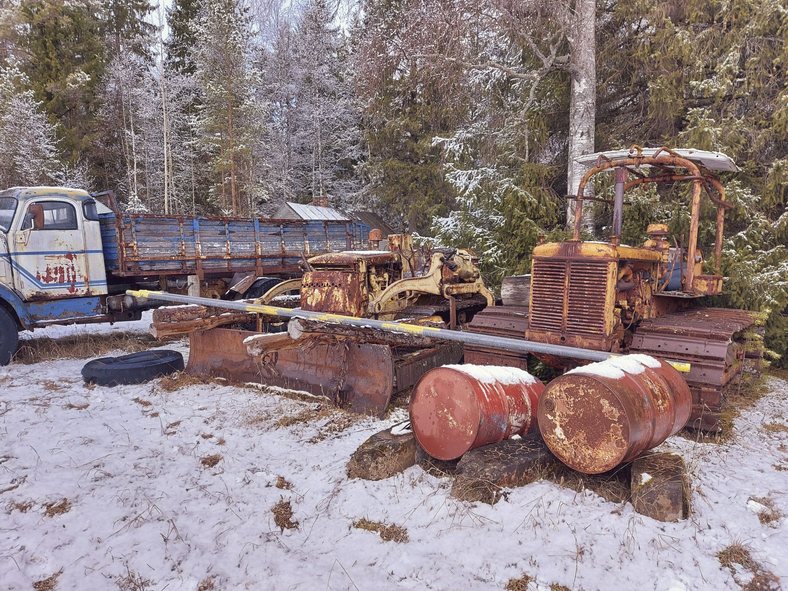Romutukseen menevä maansiirtokone.