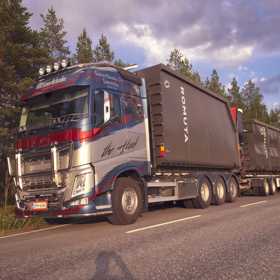 Metalliromun nouto Hämeenlinnassa koura-autolla